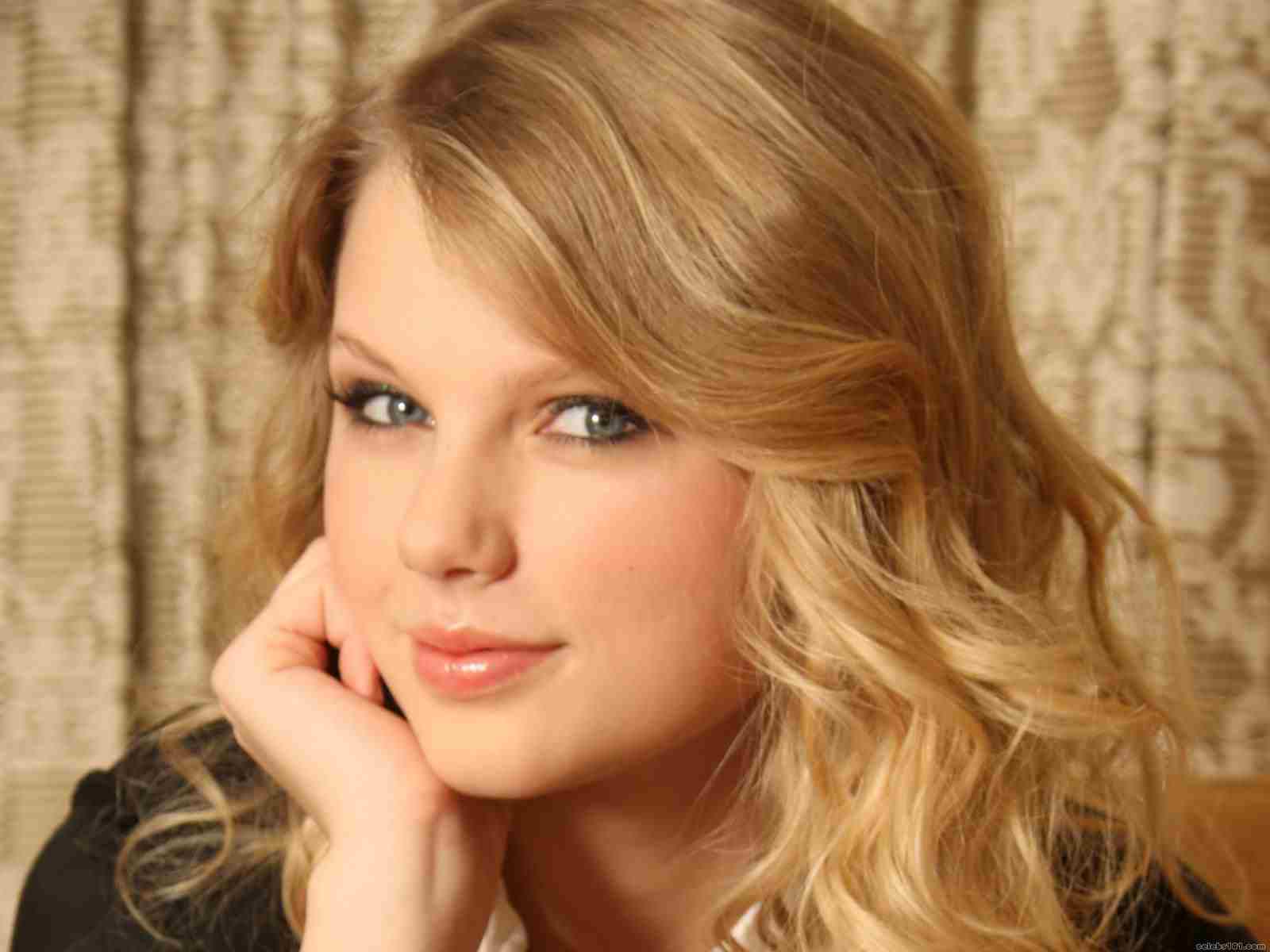 Taylor Swift Biography Age, DOB, Height, Family, Career, Awards